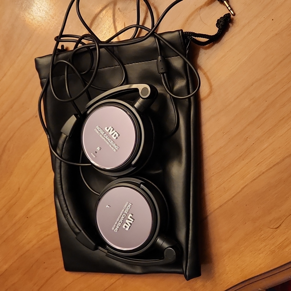 JVC HA-NC80 noise canceling headphones